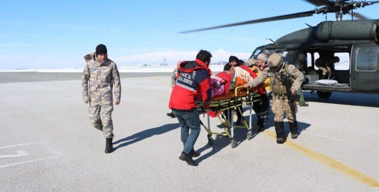 Şemdinli’de hamile kadın askeri helikopterle hastaneye sevk edildi