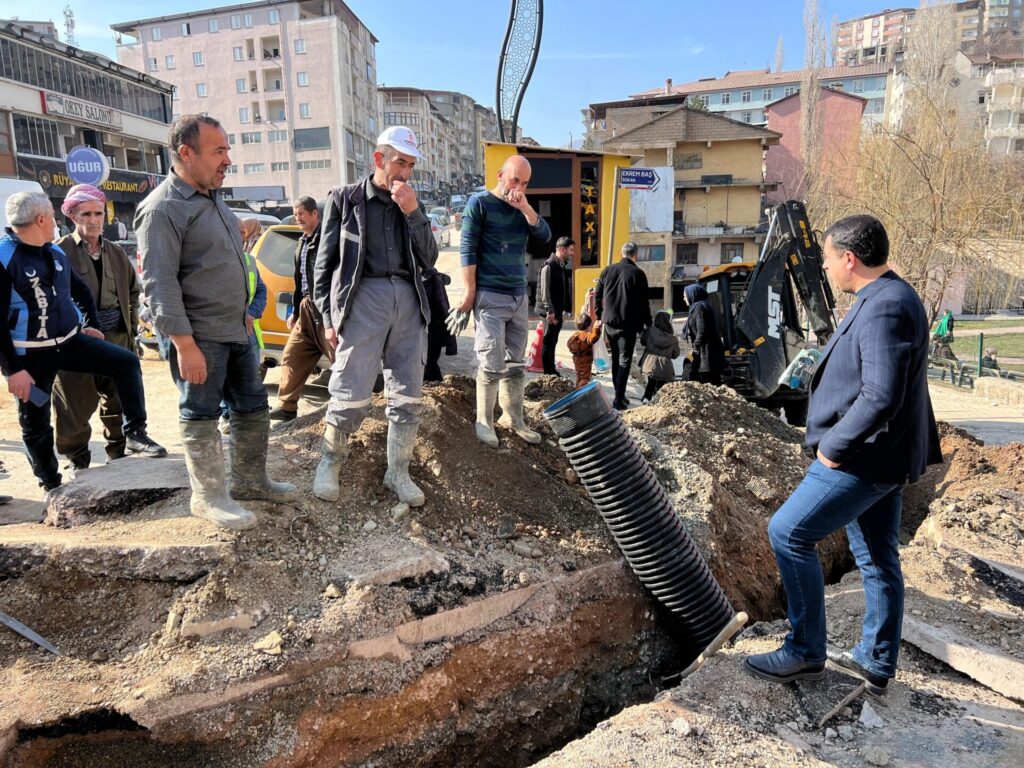 Çarşı merkezinde altyapı çalışması devam ediyor