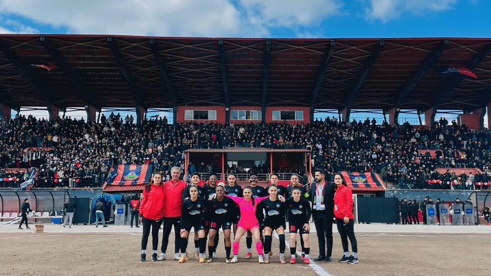 Yüksekova Spor Kadın Futbol Takımı Süper Lig’e yükseldi