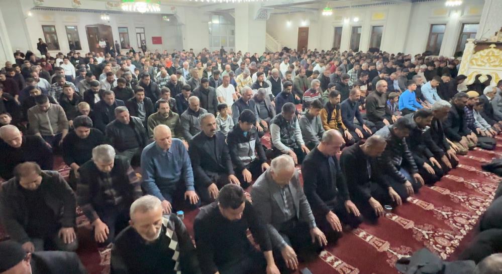 Yüksekova’da Kadir Gecesi dualarla idrak edildi