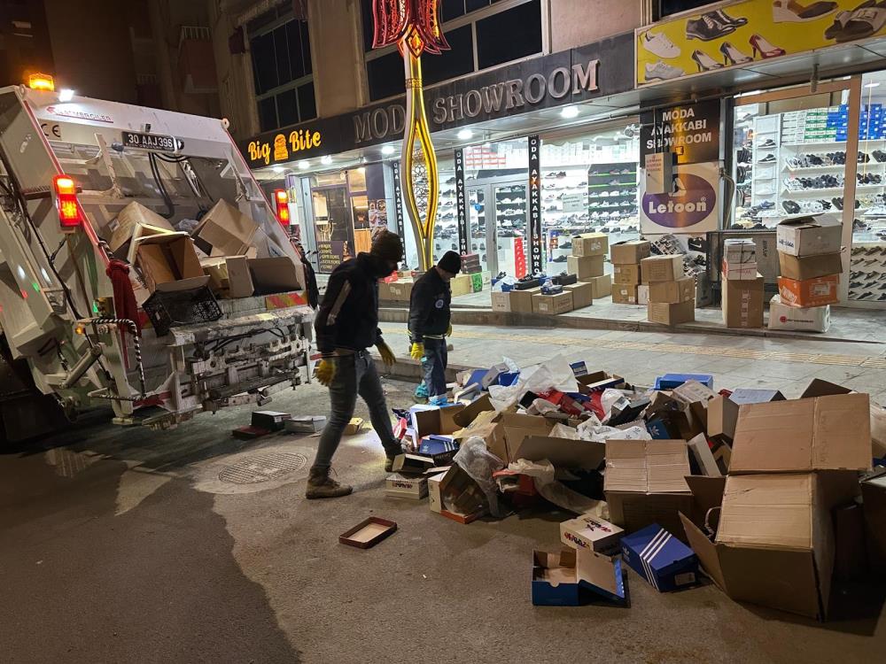 Hakkari’de bir gecede 170 ton çöp toplandı