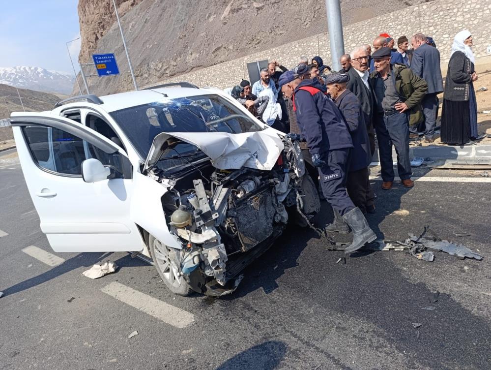Yüksekova’da kamyonetler çarpıştı: 8 yaralı