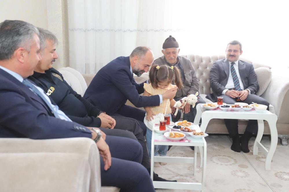 Çukurca’da şehit ailesine bayram ziyareti