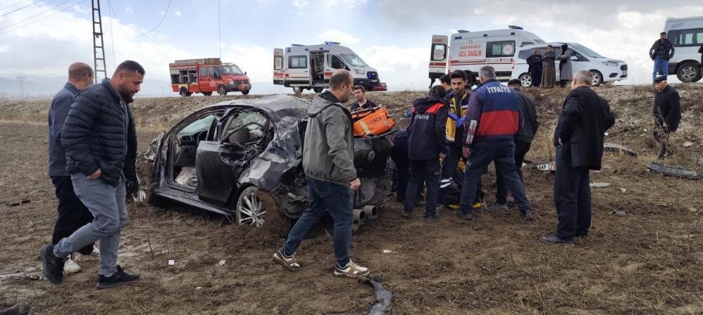 Yüksekova’da otomobil direğe çarptı: 1 ölü, 3 yaralı