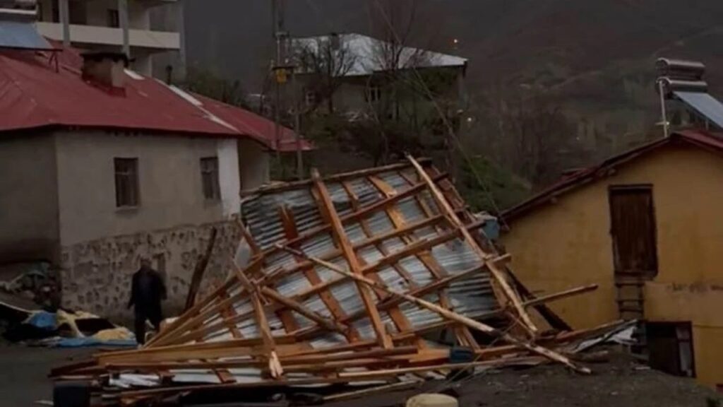 Şemdinli’de şiddetli fırtına: Bazı evlerin çatıları uçtu