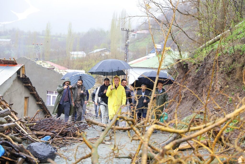 Şemdinli Kaymakamı Akpınar evleri hasar gören vatandaşları ziyaret etti
