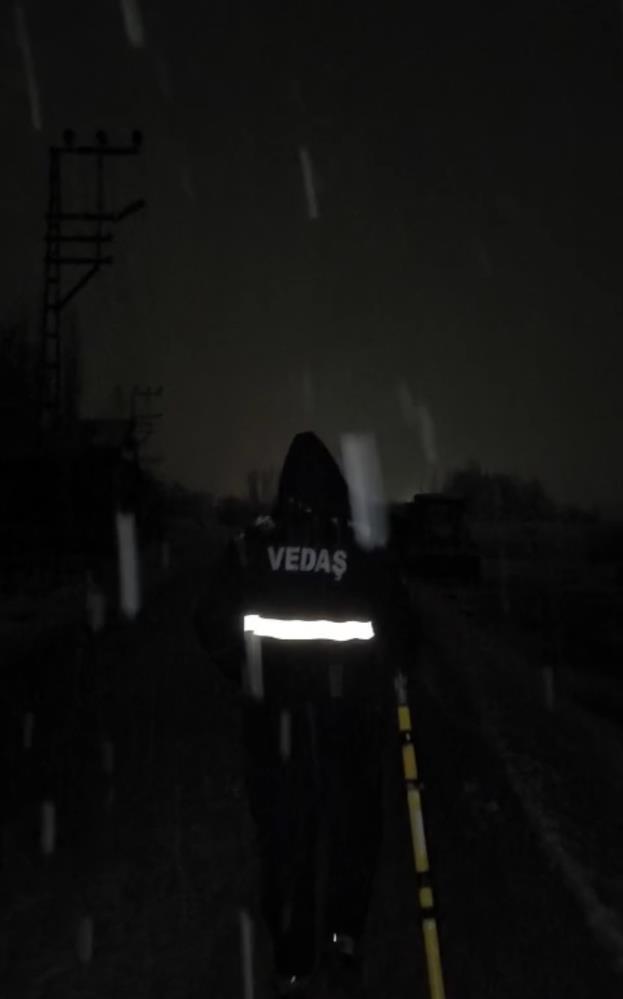 Yüksekova’da arıza onarım ve bakım ekibi, yoğun kar yağışına rağmen elektrik arızalarını gideriyor