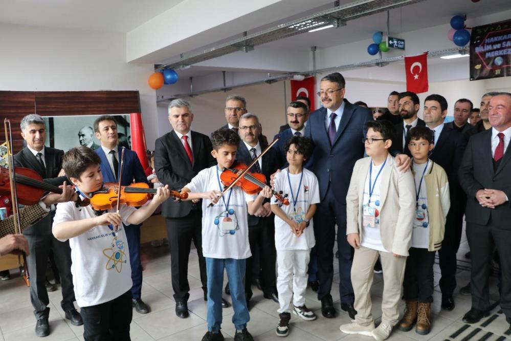 Hakkâri’de bilim ve sanat sergisi ziyarete açıldı