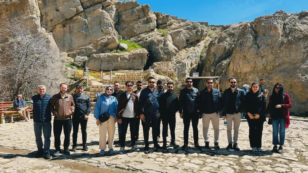 Yerin 80 metre altındaki gölde kayık keyfi