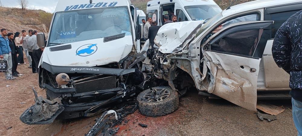 Yüksekova’da trafik kazası: 4 yaralı