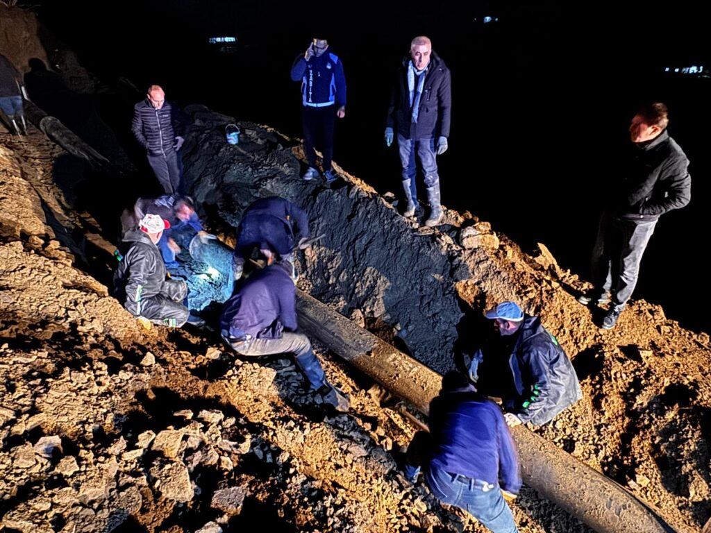 Belediye ekipleri su arızası için seferber oldu
