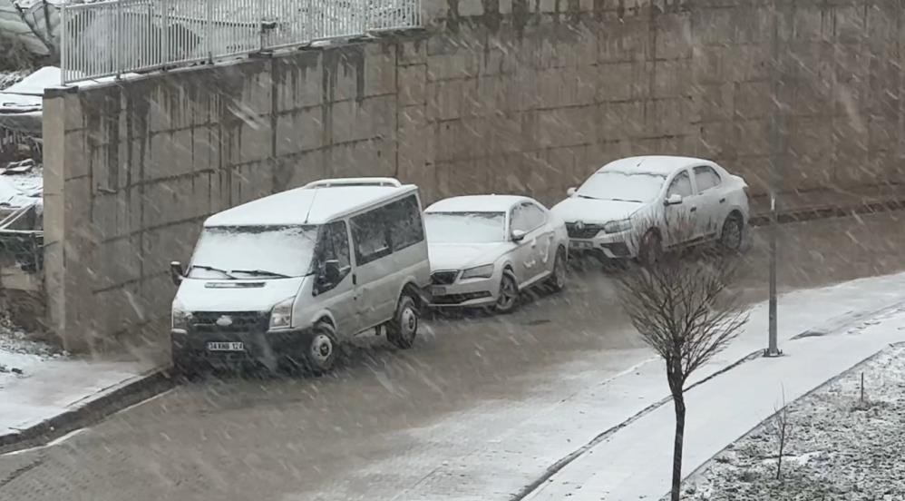 Yüksekova’da kar yağışı etkili oldu