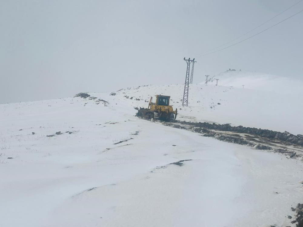 Hakkari’de 2 köy ve 1 mezra yolu ulaşıma kapandı