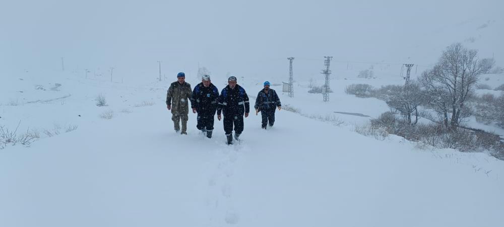 Hakkari’de su kesintisi ekiplerin zorlu mücadelesiyle giderildi