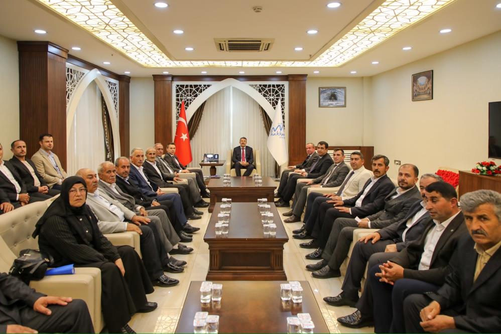 Vali Çelik, Şemdinli muhtarlarıyla bir araya geldi