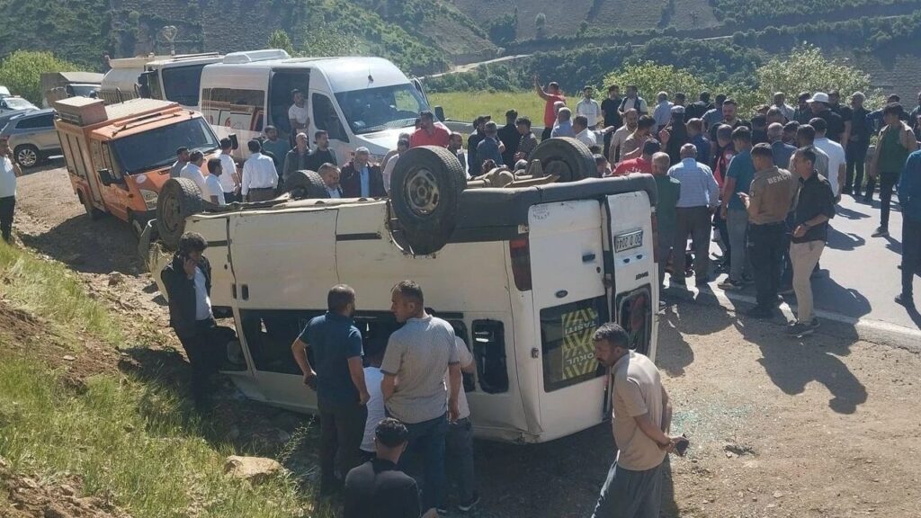 Şemdinli’de okul servisi kaza yaptı: 13 öğrenci yaralandı