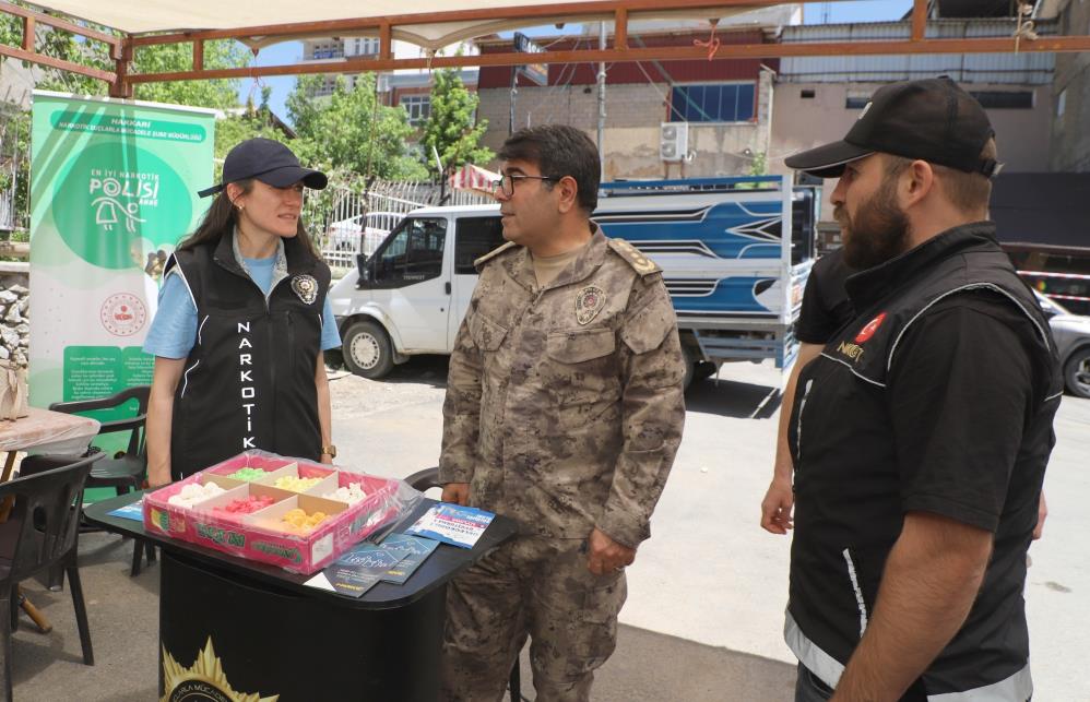 Hakkari’de “En İyi Narkotik Polisi: Anne” standına açıldı