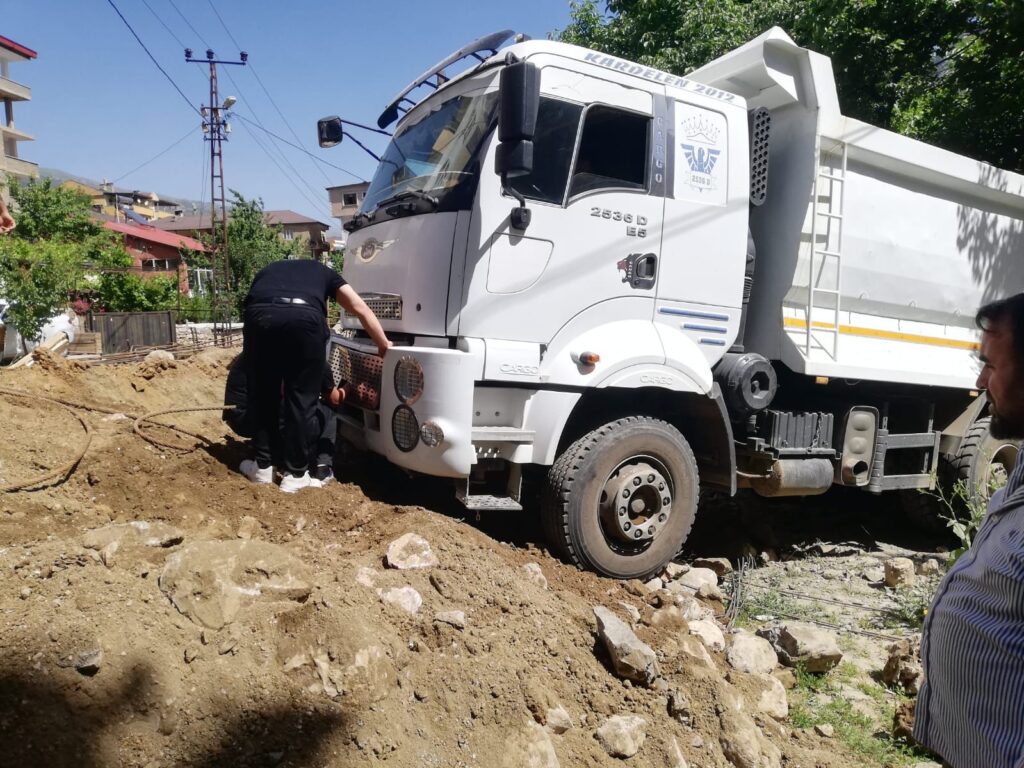 Şemdinli’de Tehlikeli Anlar: Hafriyat kamyonu kayarak bahçeye girdi