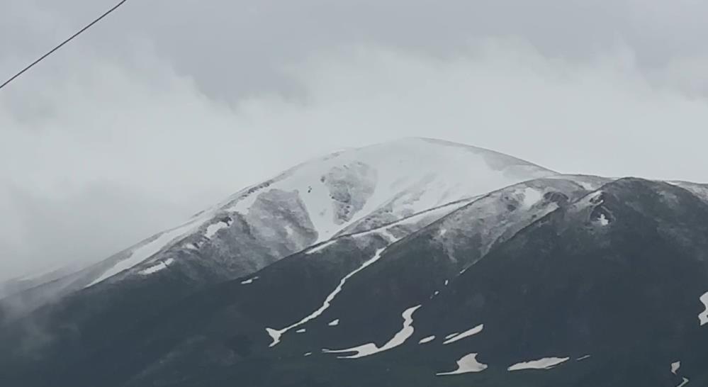 Yüksekova’da sağanak ve kar yağışı etkili oldu