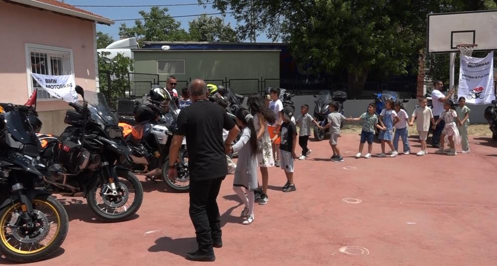 Motosikletleri ile umut dağıtıyorlar