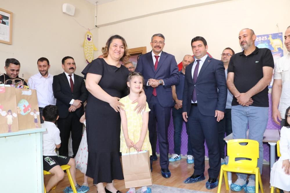 Vali Çelik, karne heyecanına ortak oldu