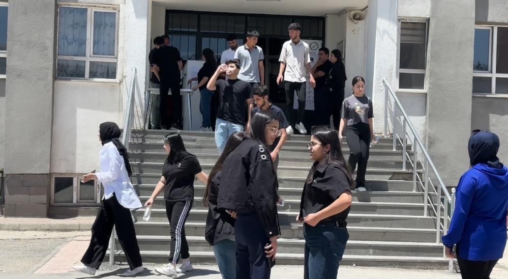 Yüksekova’da YKS’nin ikinci oturumu sona erdi