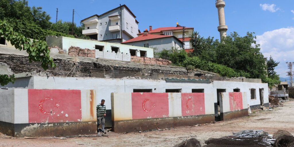 Şemdinli İlçe Jandarma Komutanlığı binasının yerine gençlik merkezi yapılıyor