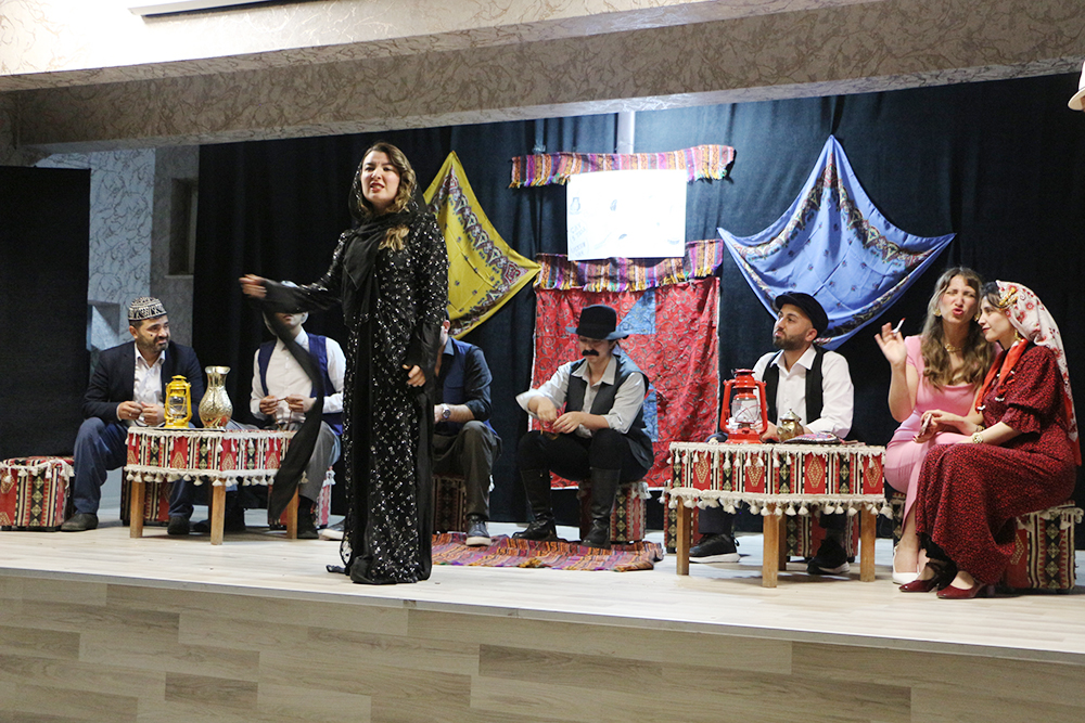 Şemdinli’de öğretmenlerden ‘Komşu Köyün Delisi” tiyatrosu etkinliği