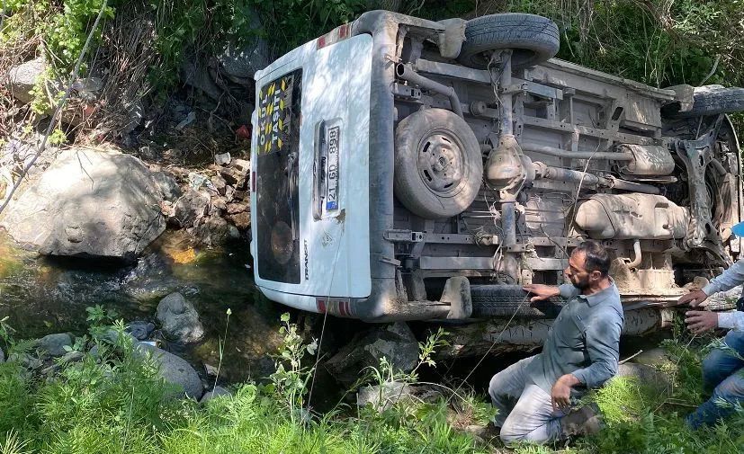 Şemdinli’de Minibüs Dereye Yuvarlandı: 11 Kişi Yaralandı
