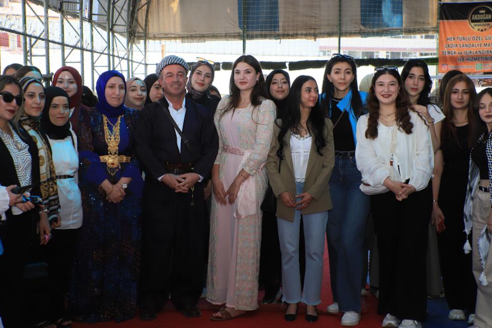 Farklı illerden Hakkari’ye gelen gençler halay çekti