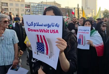 İran’da ABD’nin saldırıları protesto edildi: “Teslimiyet yok, ABD ile savaş”