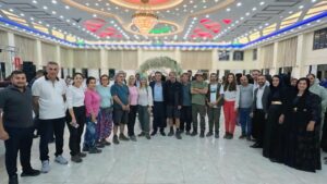 Yüksekova’yı gezen yerli turistler düğünde halay çekti