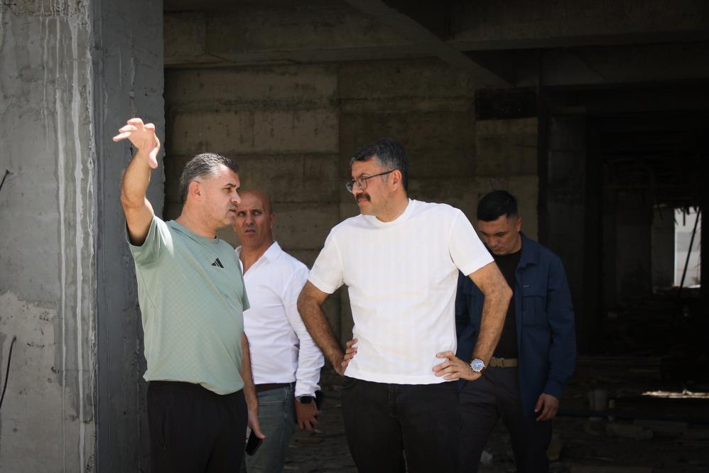 Vali Çelik, çok amaçlı spor salonu inşaatını inceledi