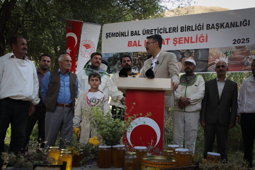 Şemdinli’de Arıcılar Bal Sağımı Etkinliğinde Bir Araya Geldi