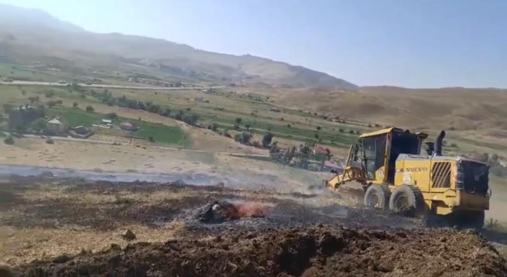 Yüksekova’da anız yangınına kepçeli müdahale
