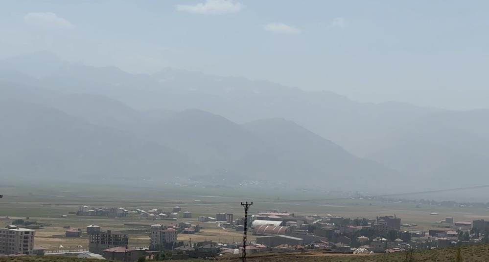 Yüksekova’nın dağları toz bulutu altında kaldı