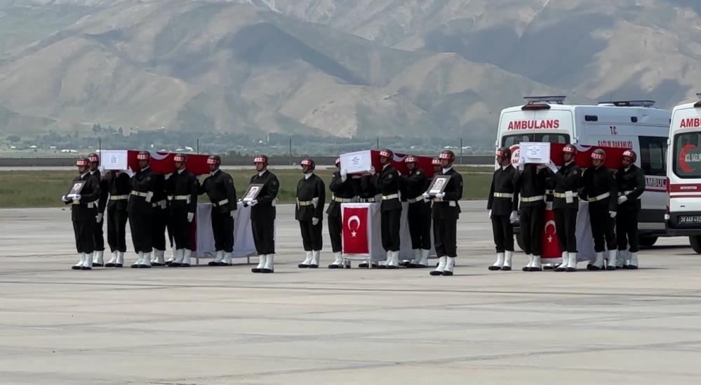 Pençe-Kilit bölgesinde şehit olan askerler için Yüksekova’da uğurlama töreni düzenlendi