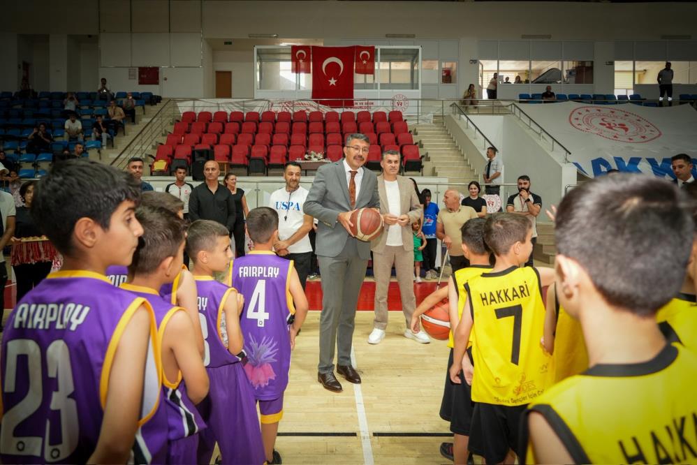 Potanın genç yıldızları madalyalarını Vali Çelik’ten aldı