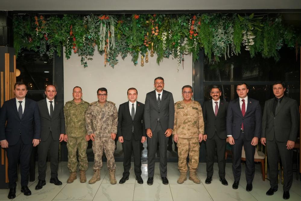 Hakkari’de tayini çıkan komutanları veda yemeği