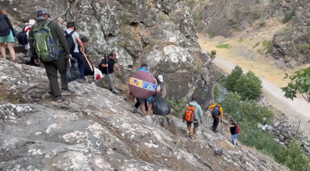 Yüksekovalı dağcılar önce doğa yürüyüşü yaptı, ardından Avaşin deresinde yüzüp halay çekti