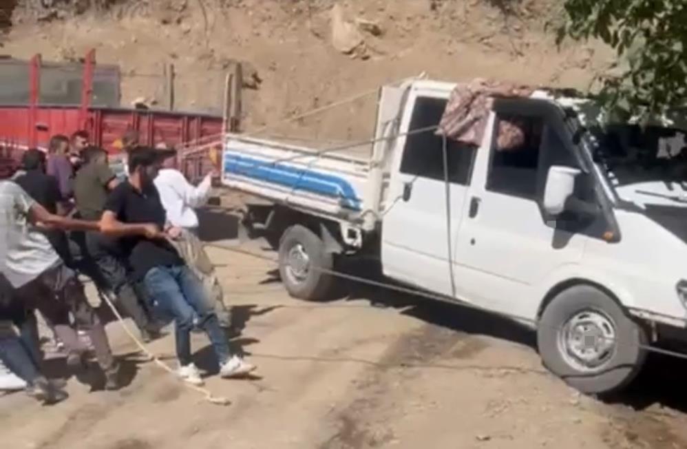 Şemdinli’de halatlı kurtarma operasyonu: Kamyonet uçurumun kenarından kurtarıldı