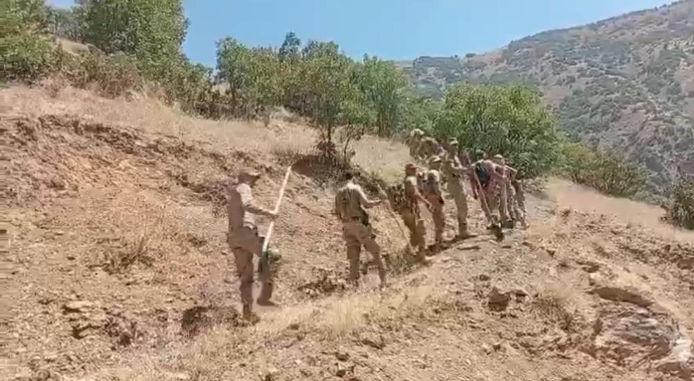 Hakkari’deki orman yangınlarında askerler ve köylüler seferber oldu