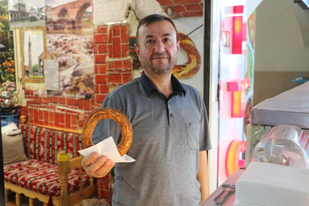 Diyarbakır’ın örnek esnafı: İhtiyaç sahipleri 6 yıldır bu tezgahtan ücretsiz simit ve su alabiliyor