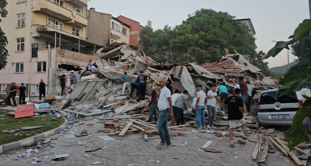 Balıkesir Sındırgı’da 6.1’lik deprem 1 ev yıkıldı ciddi hasar gören yapılar var