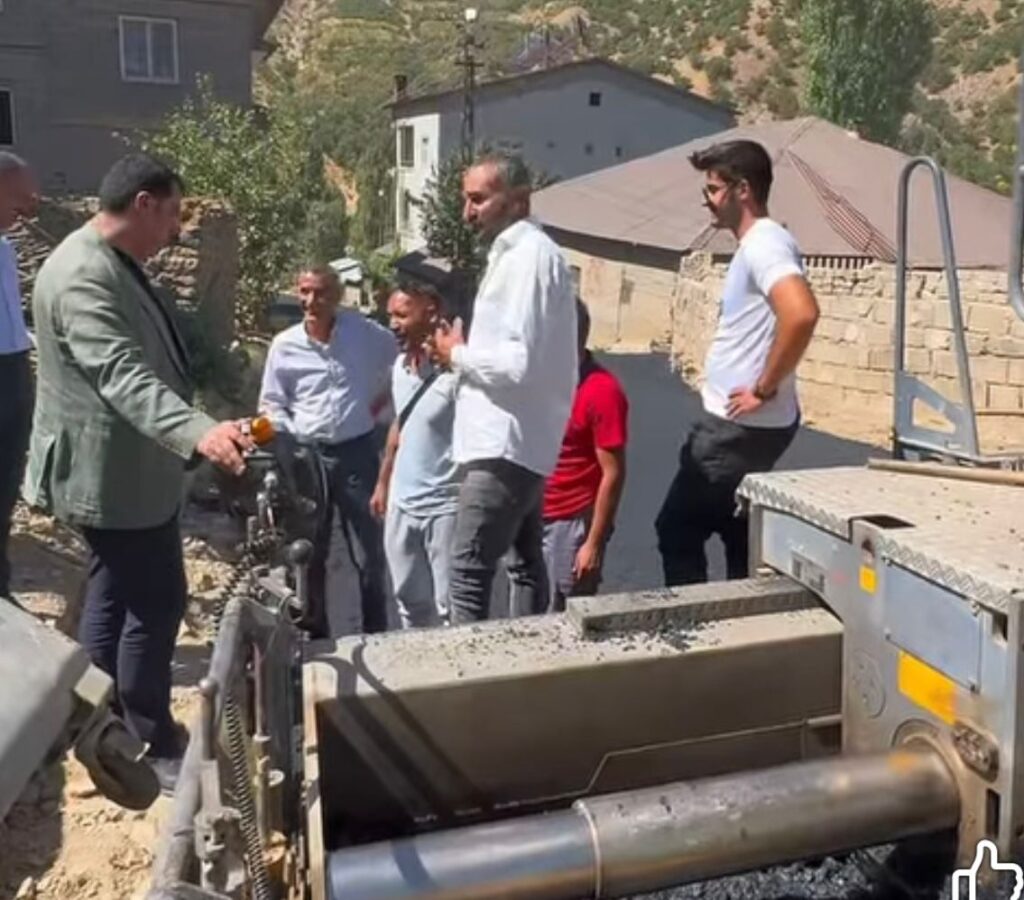 Şemdinli’de Yol Asfaltlama Çalışmaları Sürüyor