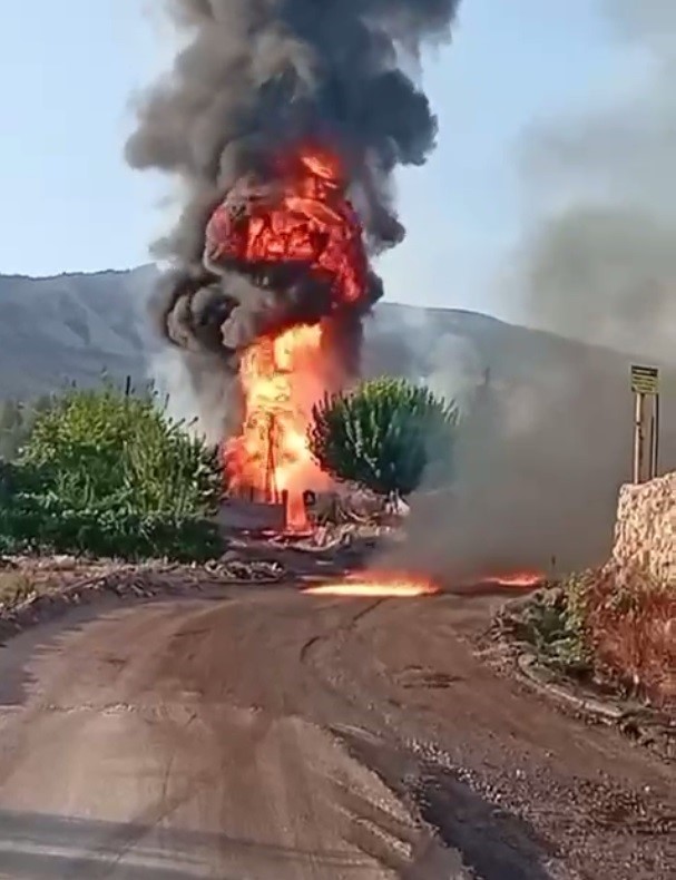 Şırnak’ta yol çalışmasında hasar gören petrol borusu alev aldı