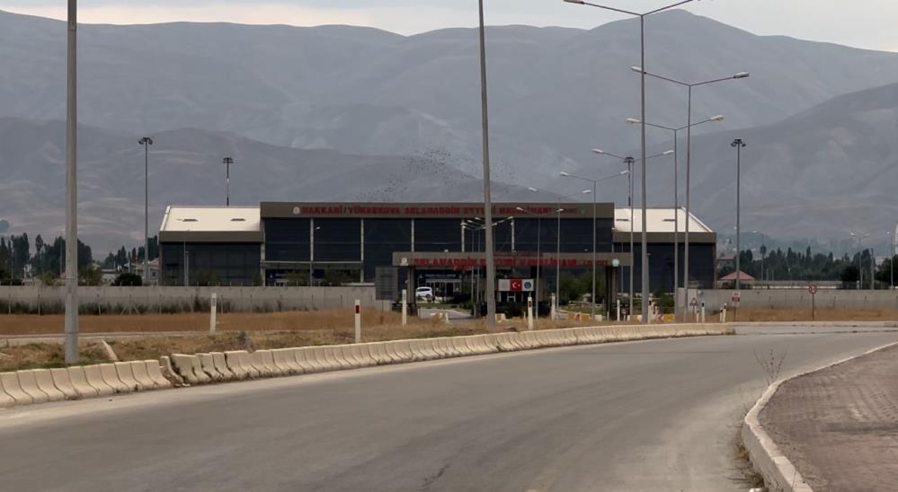 Hakkarililer havalimanına ek sefer istedi