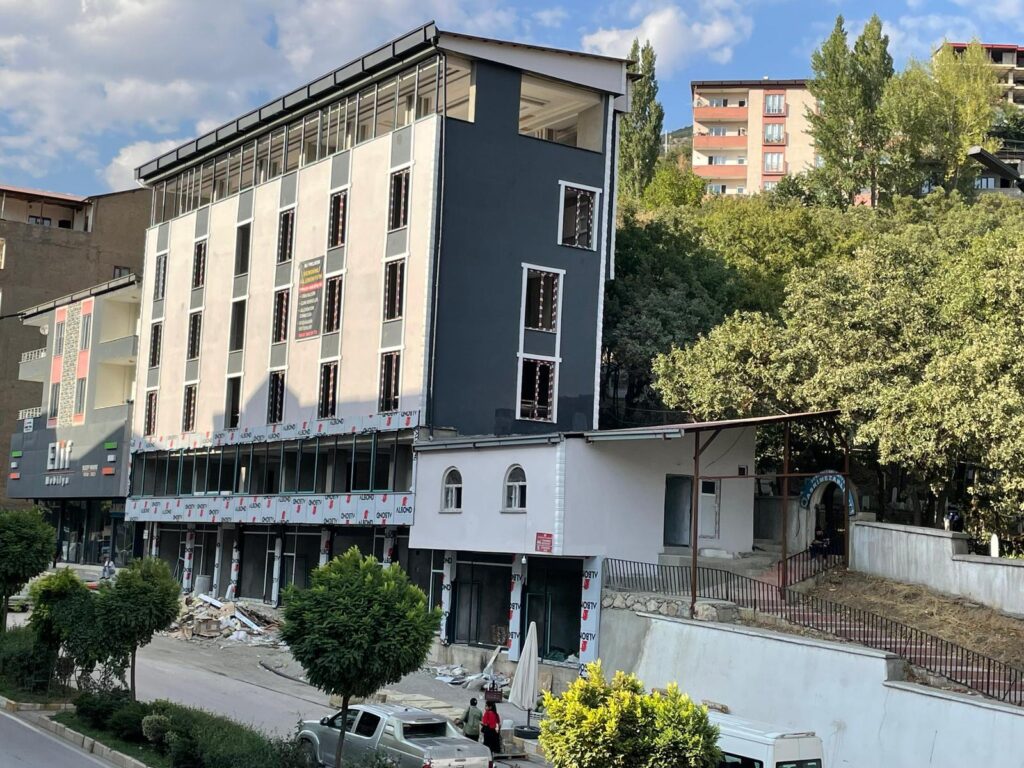 Şemdinli Belediyesi Sosyal Tesis Çalışmalarını Sürdürüyor