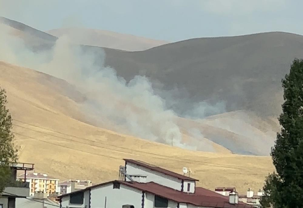 Yüksekova’da anız yangını