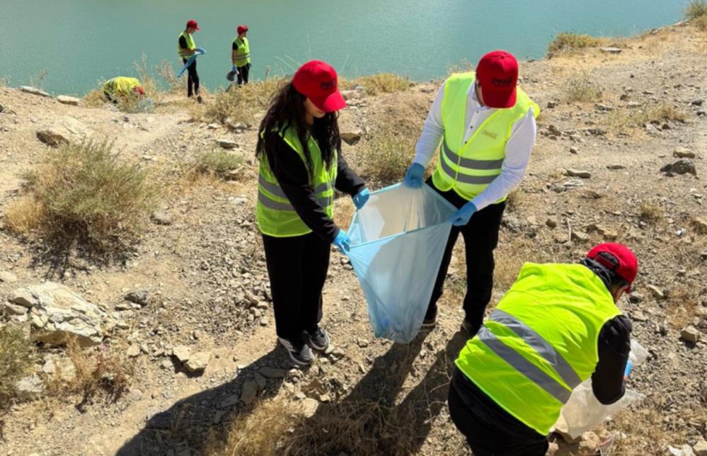 Yüksekova’da gönüllüler Dilimli barajının etrafını çöplerden arındırdılar